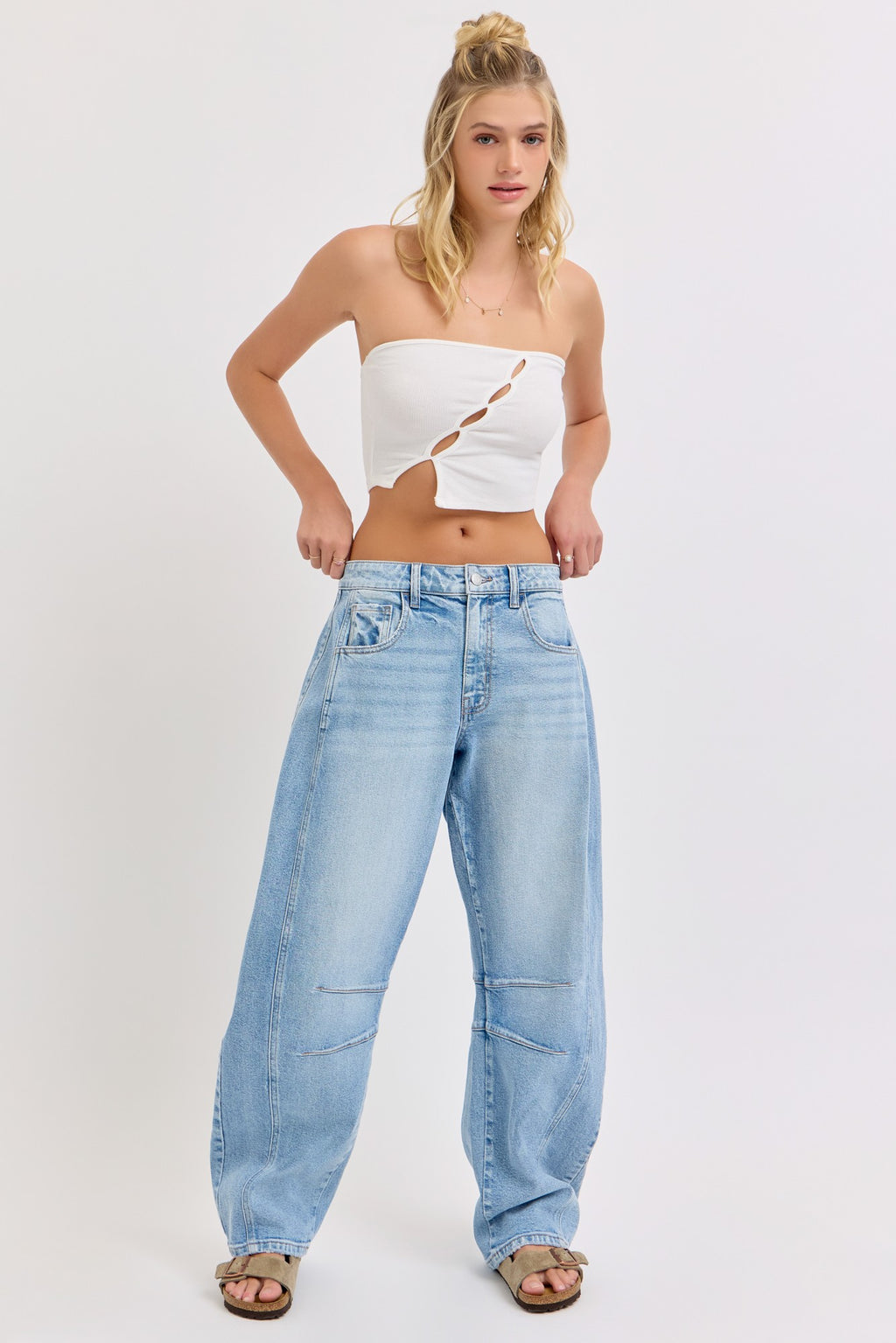 Mid Waisted Barrel Jean